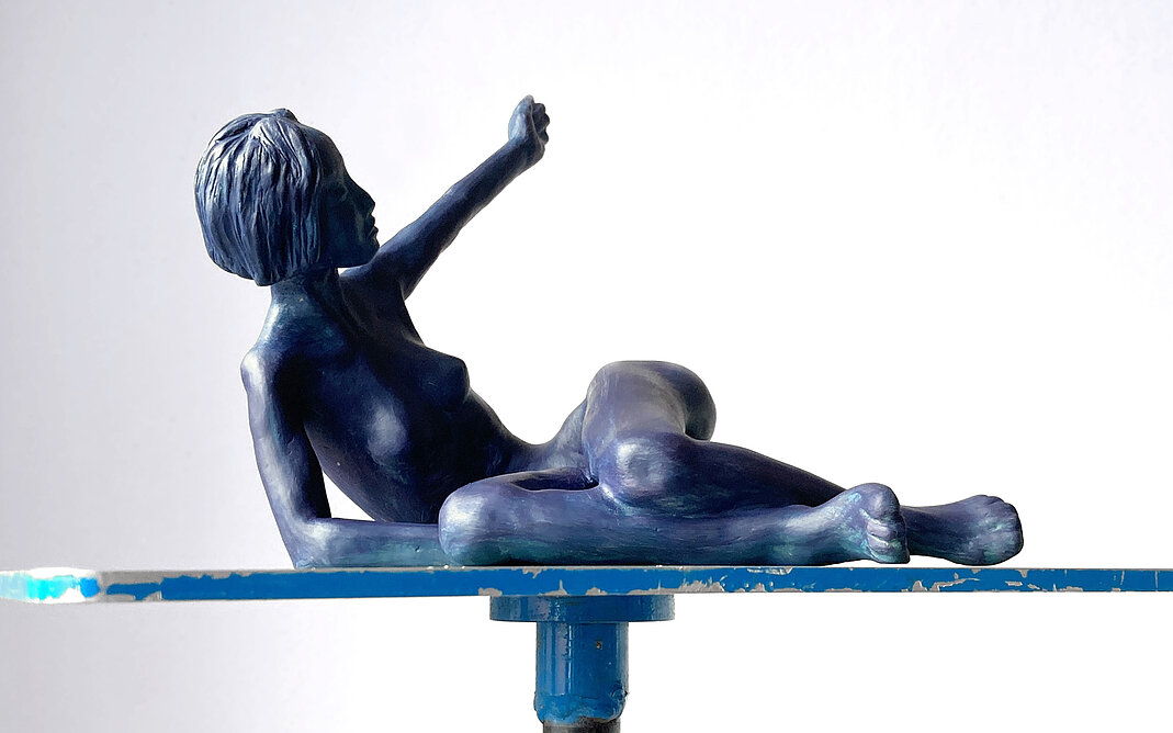 blaue Figur von Bernhard Lubos